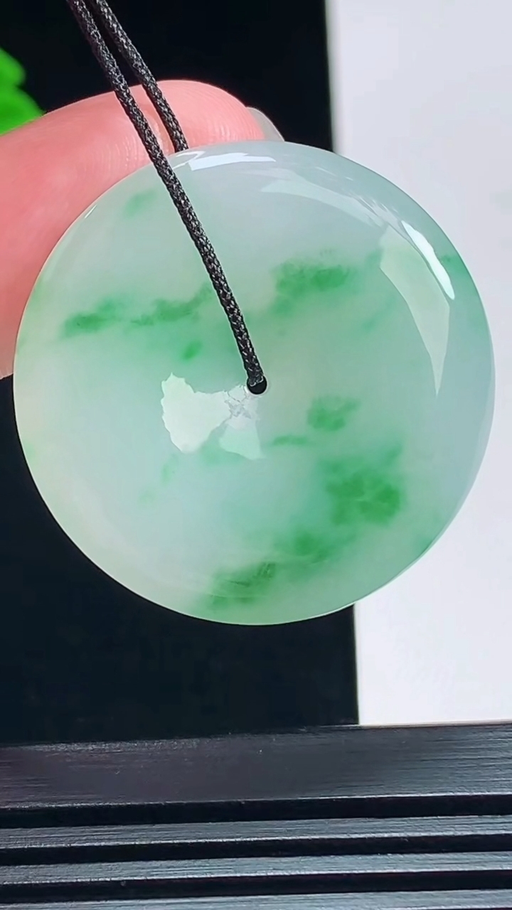 天然A货翡翠平安扣吊坠，尺寸31-5.8 重量:11.83g
7月13日