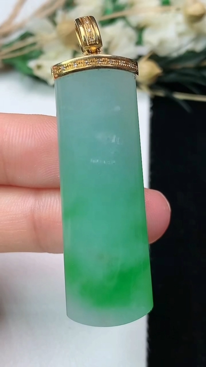 天然A货翡翠平安柱吊坠，尺寸45.5-15.3-8，重量:14.52g
7月13日