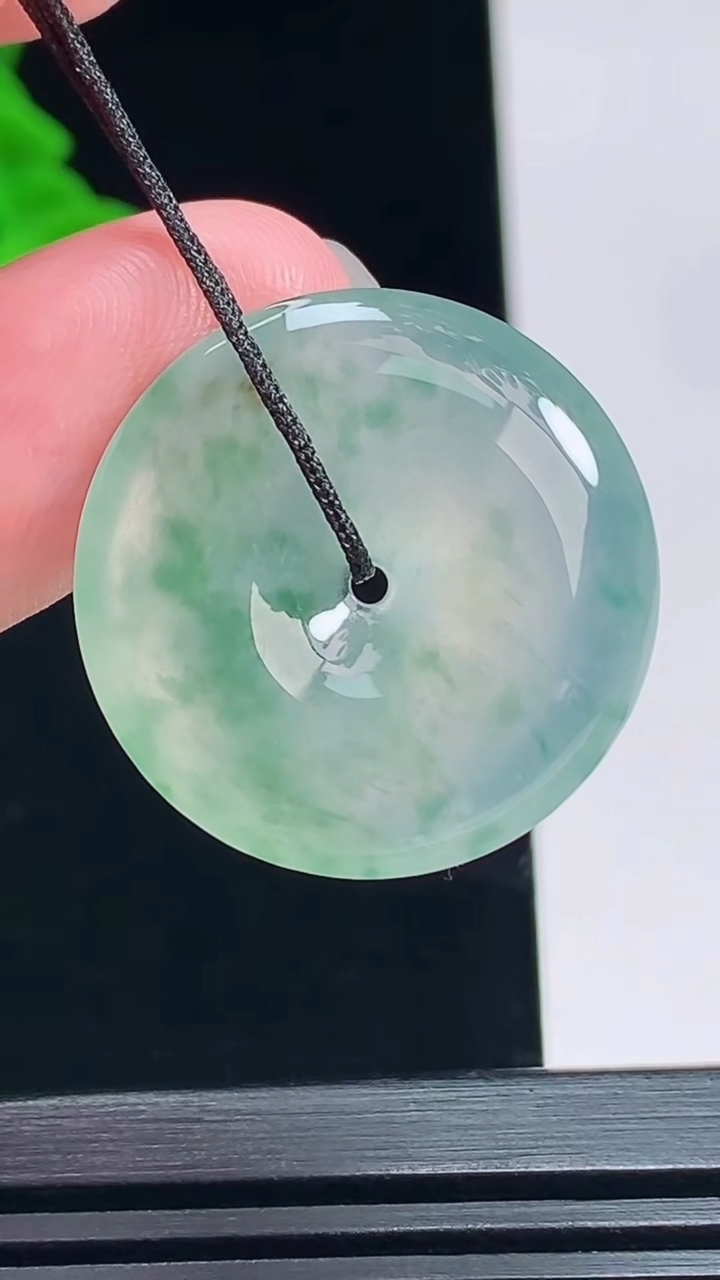 天然A货翡翠平安扣吊坠，尺寸25-5 重量:6.60g
7月13日