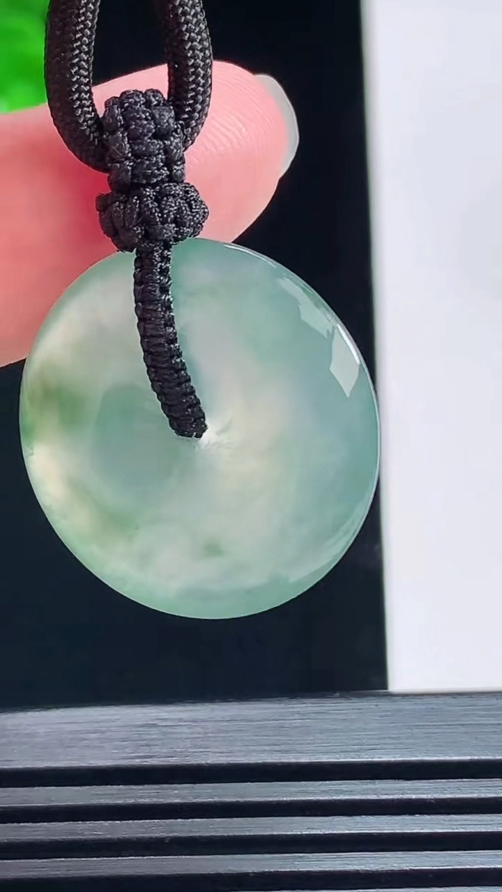 天然A货翡翠种飘花平安扣吊坠，尺寸23-4.6 重量:8.11g
7月13日