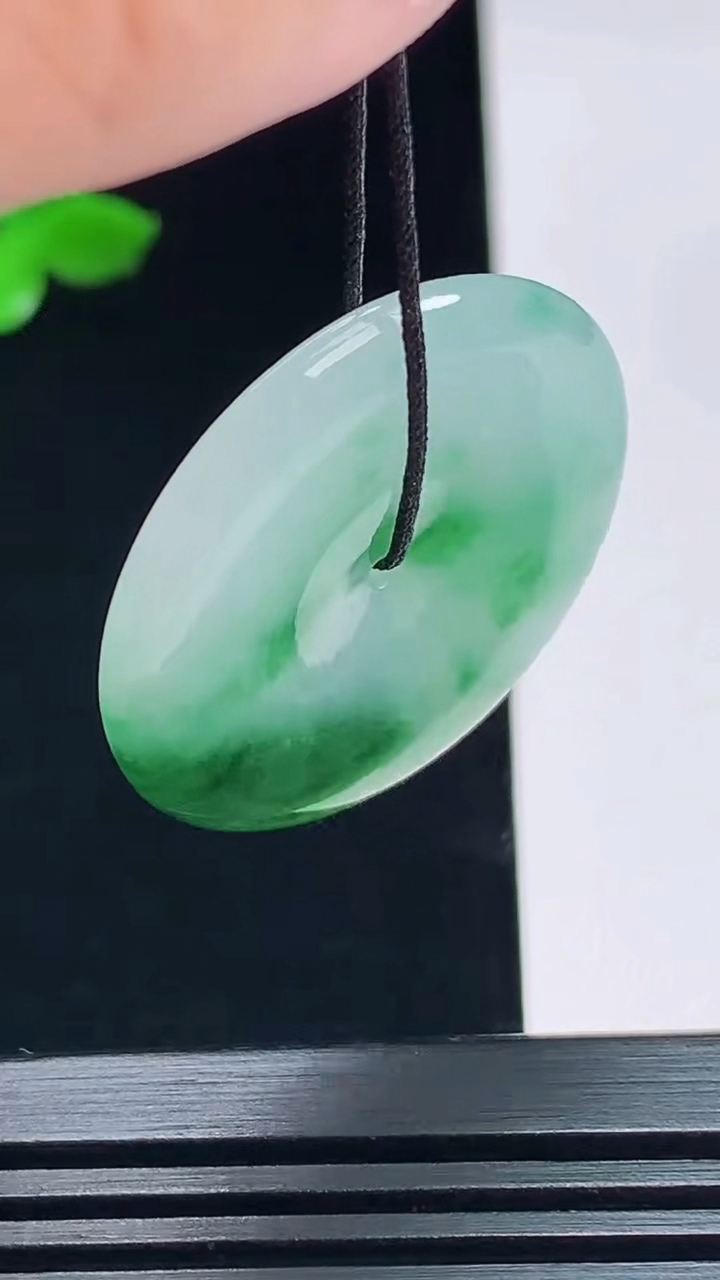 天然A货翡翠平安扣吊坠，尺寸30-4.6 重量:9.00g
7月13日