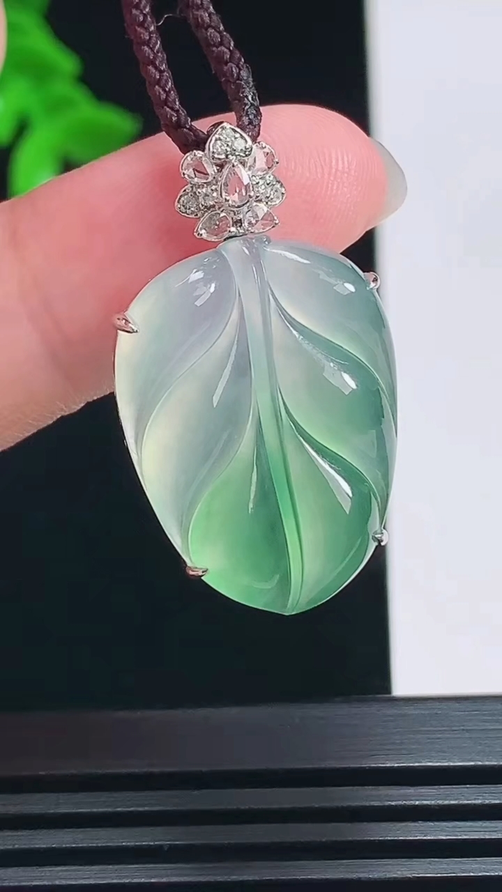 天然A货翡翠金枝玉叶 叶子吊坠，尺寸31.2-18-6，裸石23.5-18 重量:4.48g
7月1