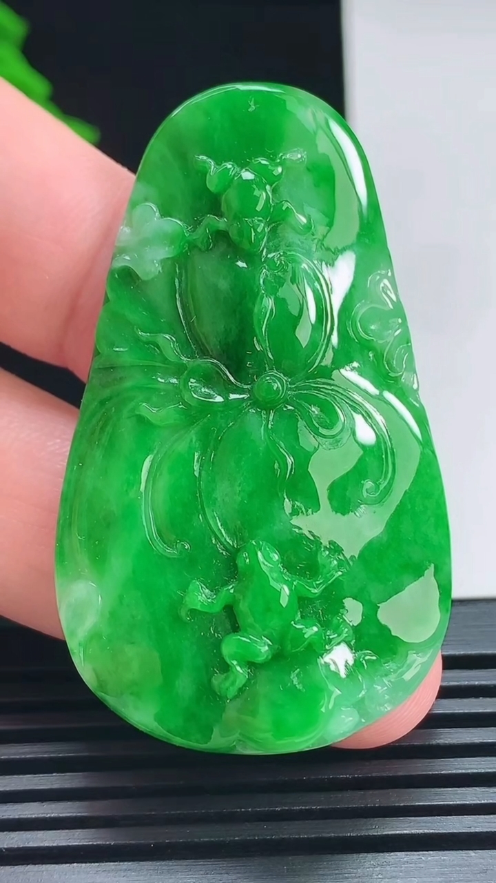 天然A货翡翠呱呱来财 荷花吊坠，尺寸52.8-31.5-8.2 重量:15.08g
7月14日