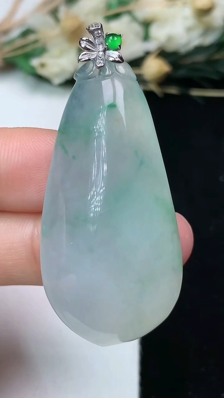 天然A货翡翠福瓜吊坠，尺寸42.8-21.5-9.5，重量:14.01g
7月14日