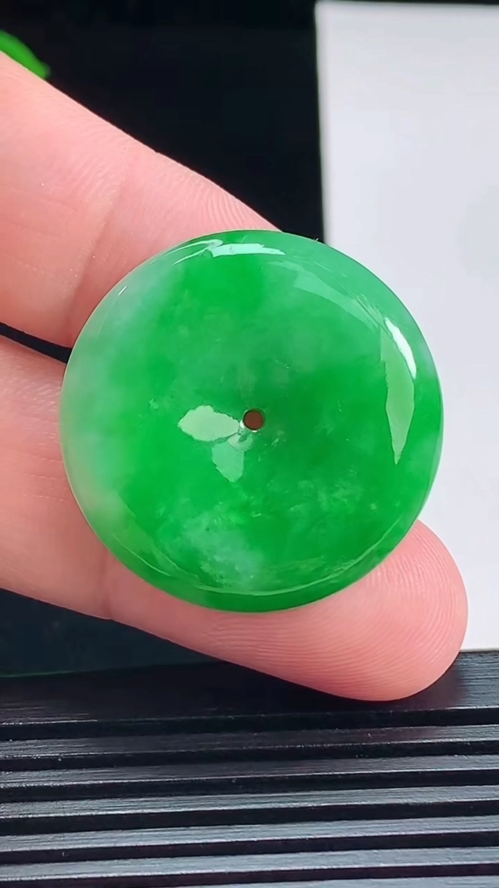 天然A货翡翠平安扣吊坠，尺寸28.6-5.5 重量:9.53g
7月14日