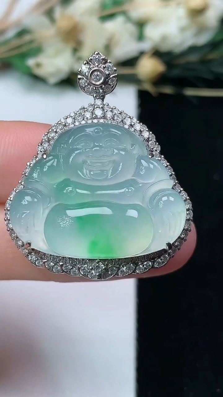 天然A货翡翠佛公吊坠，尺寸34-28-9.5，裸石19.5-25，重量:9.40g
7月14日
