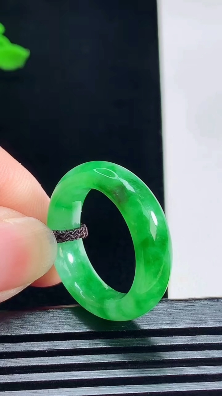 天然A货翡翠玉指环 戒指，尺寸18.6-6.5-4 重量:5.49g2026年7月14日
工厂直销收
