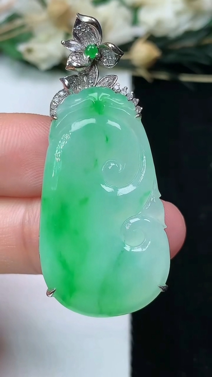 天然A货翡翠如意吊坠，尺寸33-19-6，重量:7.23g
7月14日