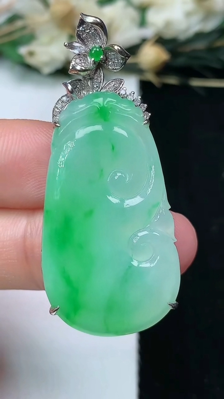 天然A货翡翠如意吊坠，尺寸33-19-6，重量:7.23g
7月14日