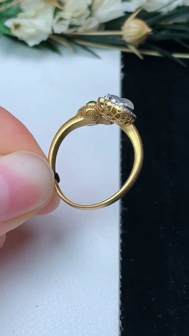 天然A货翡翠白冰葫芦戒指，尺寸17.3-5.6-3.5，重量:2.00g2026年7月14日
工厂直销收藏佳品,种好水足，色泽均匀，有种有色，上手高大气！