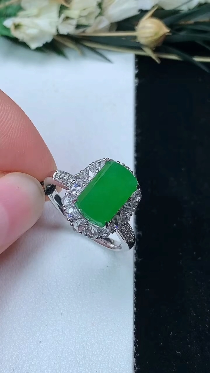天然A货翡翠马鞍戒指，尺寸17.6-10.2-6.2，重量:3.48g2026年7月14日
工厂直销