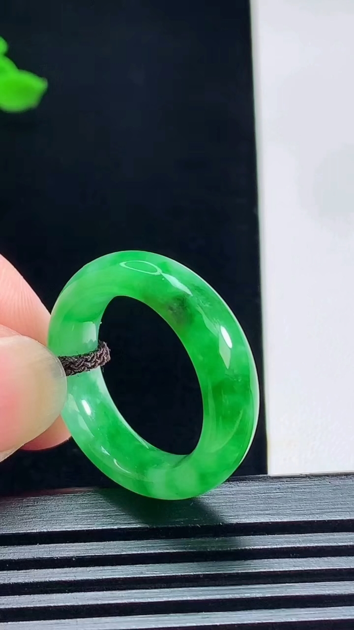 天然A货翡翠玉指环 戒指，尺寸18.6-6.5-4 重量:5.49g2026年7月14日
工厂直销收藏佳品,种好水足，色泽均匀，有种有色，上手高大气！