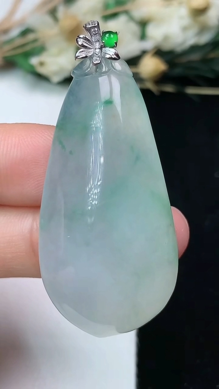 天然A货翡翠福瓜吊坠，尺寸42.8-21.5-9.5，重量:14.01g
7月14日