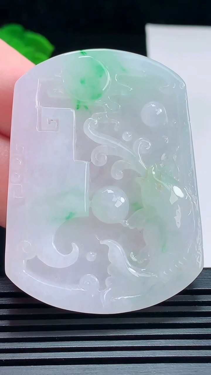 天然A货翡翠年年有余吊坠，尺寸55.8-41-7 重量:44.32g
7月14日