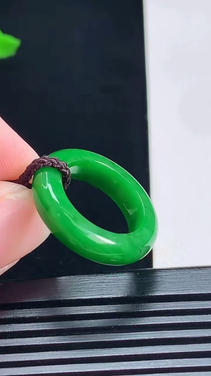 天然A货翡翠玉指环 戒指，尺寸16.2-5.5-4 重量:4.50g2026年7月14日
工厂直销收藏佳品,种好水足，色泽均匀，有种有色，上手高大气！