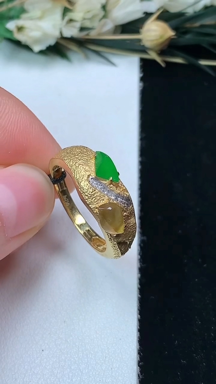 天然A货翡翠随形戒指，尺寸17.5-6.8-3.6，重量:2.79g2026年7月14日
工厂直销收藏佳品,种好水足，色泽均匀，有种有色，上手高大气！