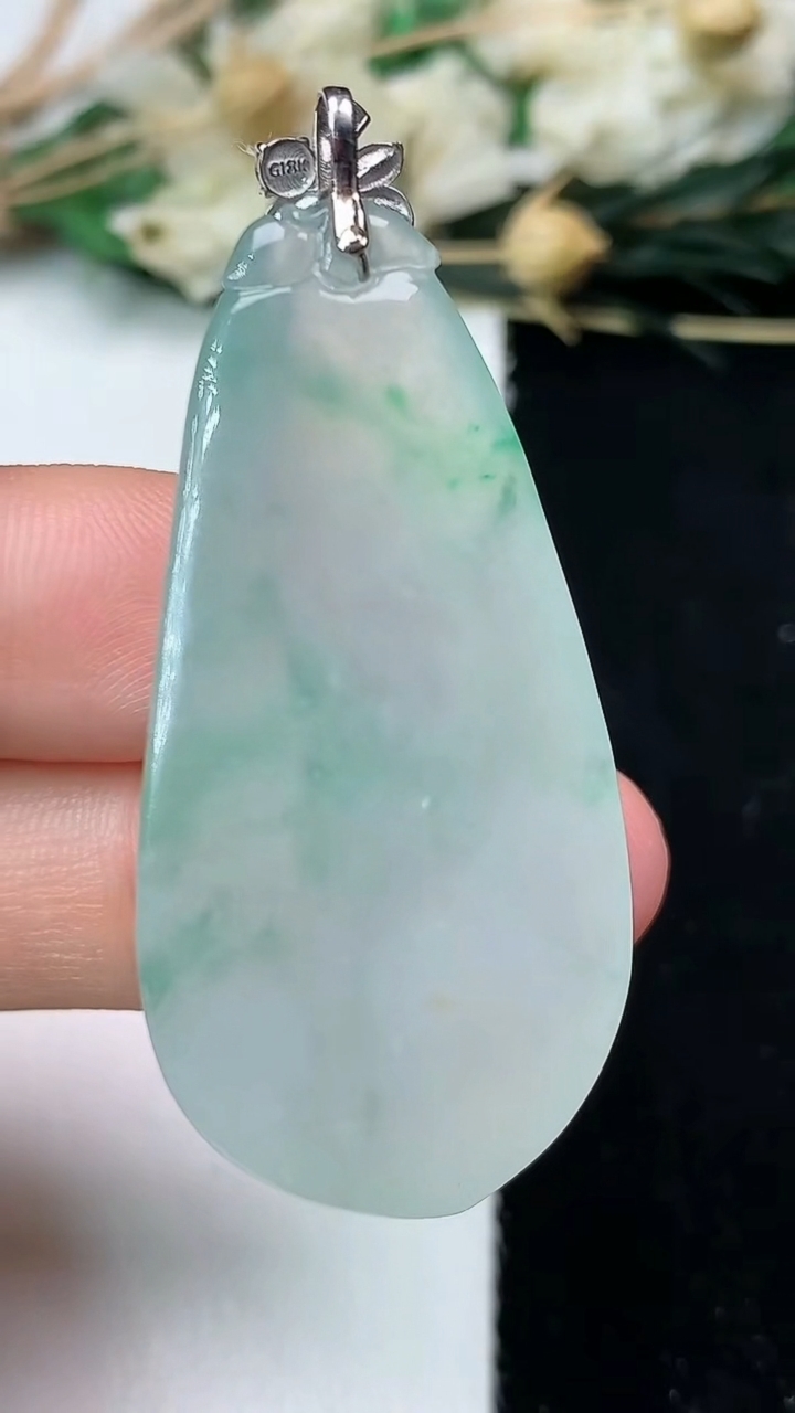 天然A货翡翠福瓜吊坠，尺寸42.8-21.5-9.5，重量:14.01g
7月14日