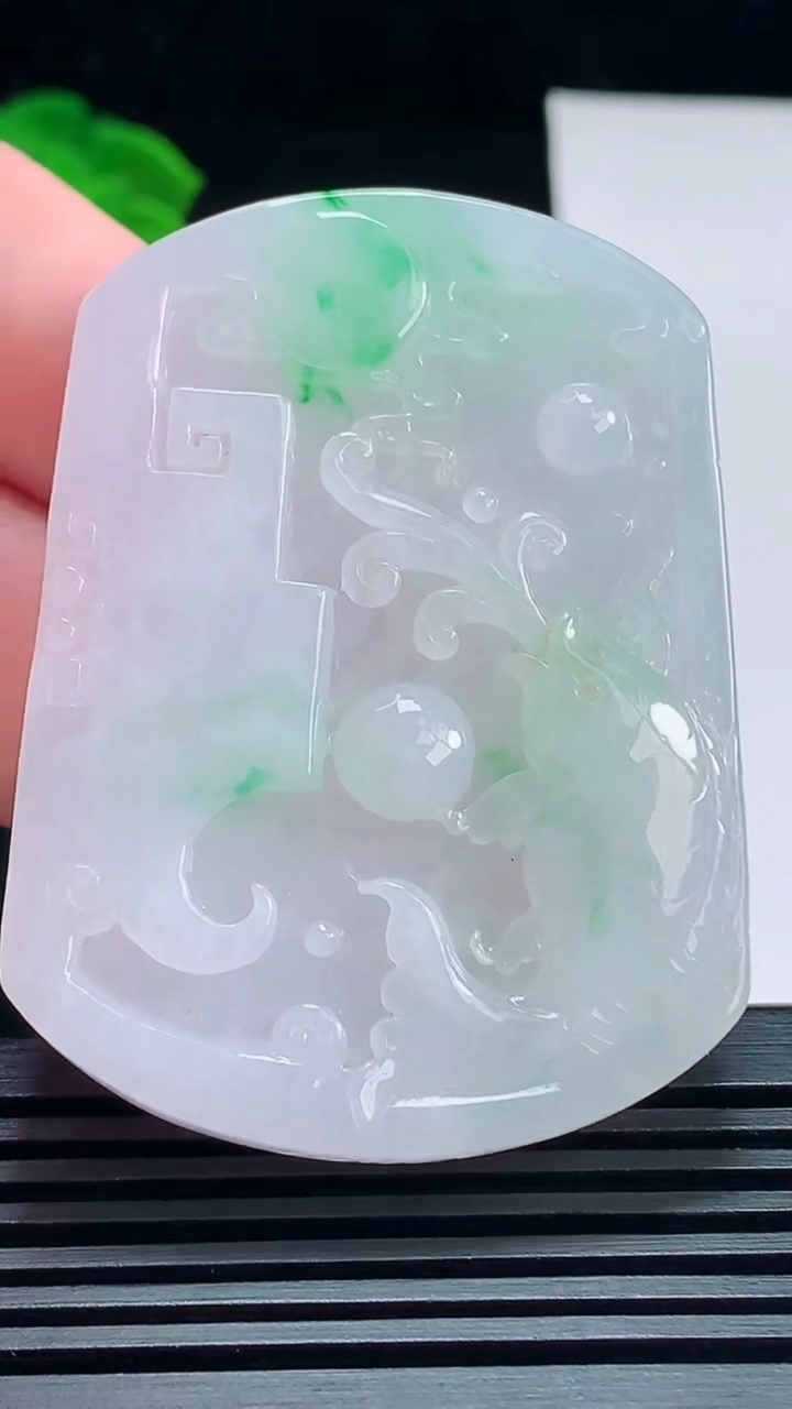 天然A货翡翠年年有余吊坠，尺寸55.8-41-7 重量:44.32g
7月14日