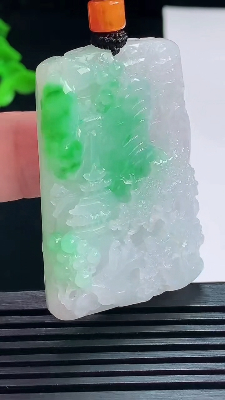 天然A货翡翠山水牌吊坠，尺寸48-32.5-10.6 重量:38.37g
7月14日