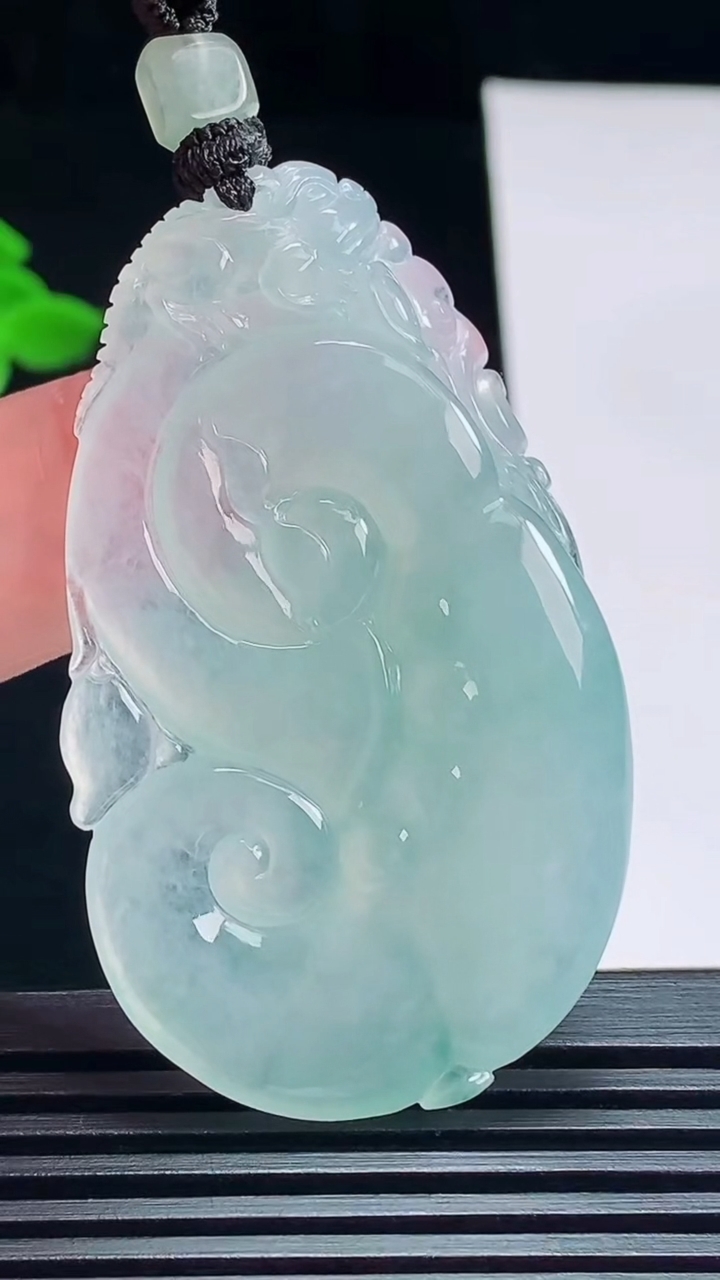 天然A货翡翠如意吊坠，尺寸51-31.6-6.6 重量:21.82g
7月14日