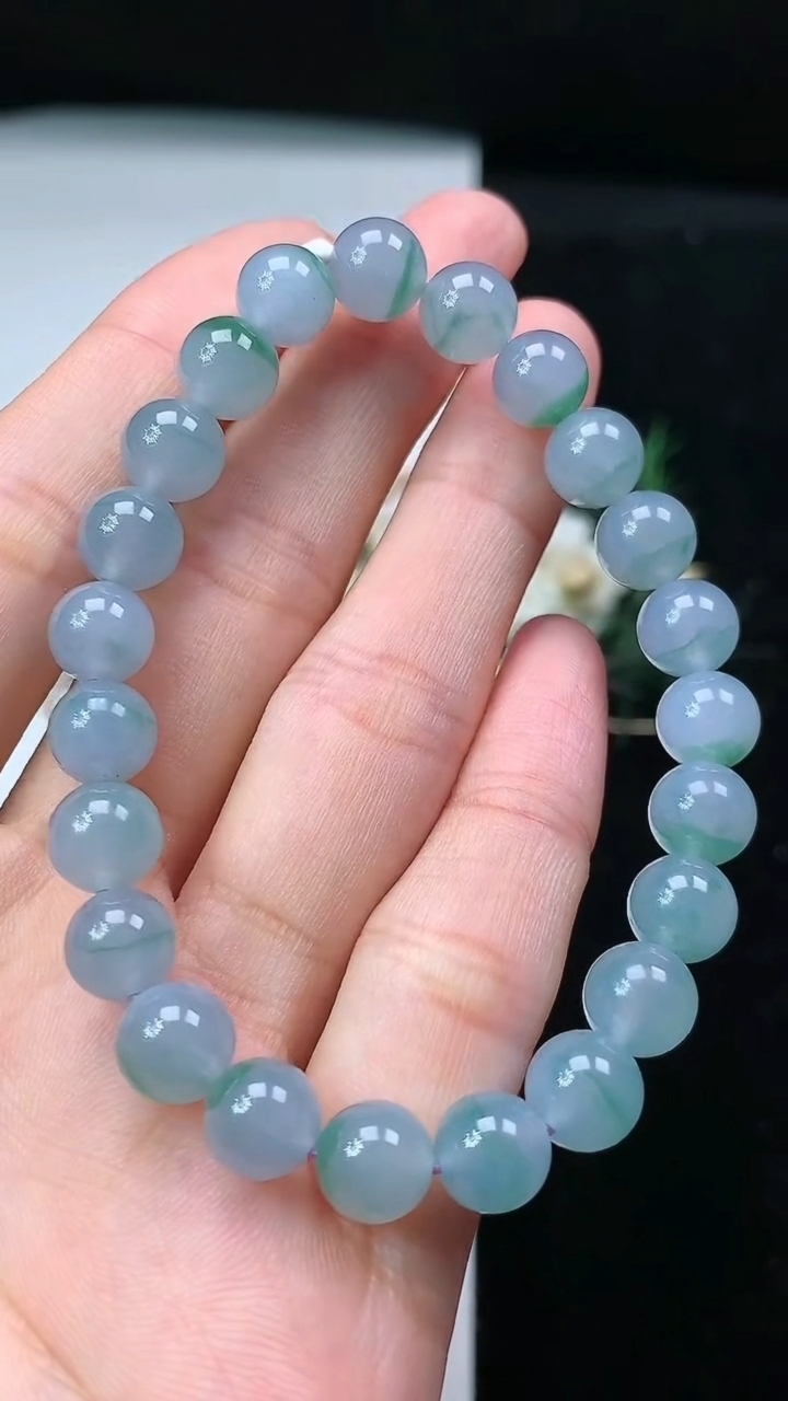 天然A货翡翠圆珠手串，尺寸7.8-23颗，重量:18.90g7月14日
工厂直销收藏佳品,种好水足，色泽均匀，有种有色，上手高大气！
