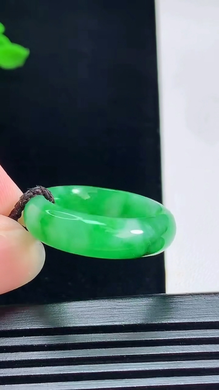 天然A货翡翠玉指环 戒指，尺寸18.6-6.5-4 重量:5.49g2026年7月14日
工厂直销收藏佳品,种好水足，色泽均匀，有种有色，上手高大气！