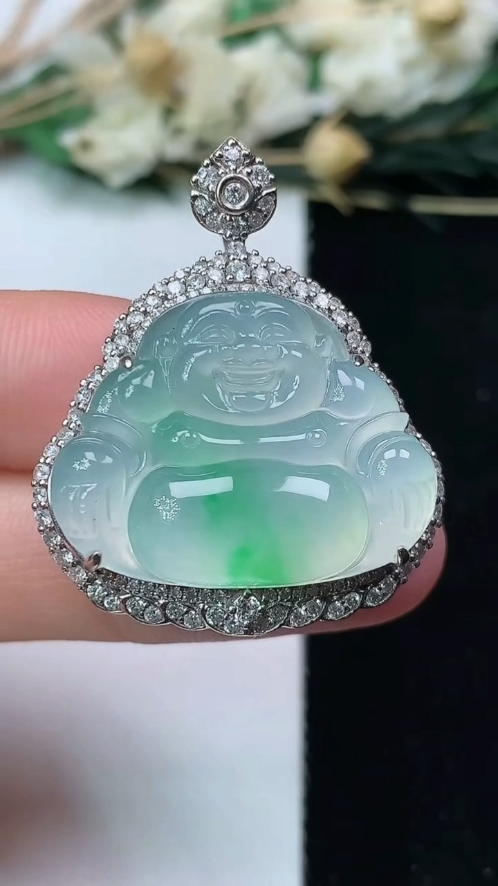 天然A货翡翠佛公吊坠，尺寸34-28-9.5，裸石19.5-25，重量:9.40g
7月14日