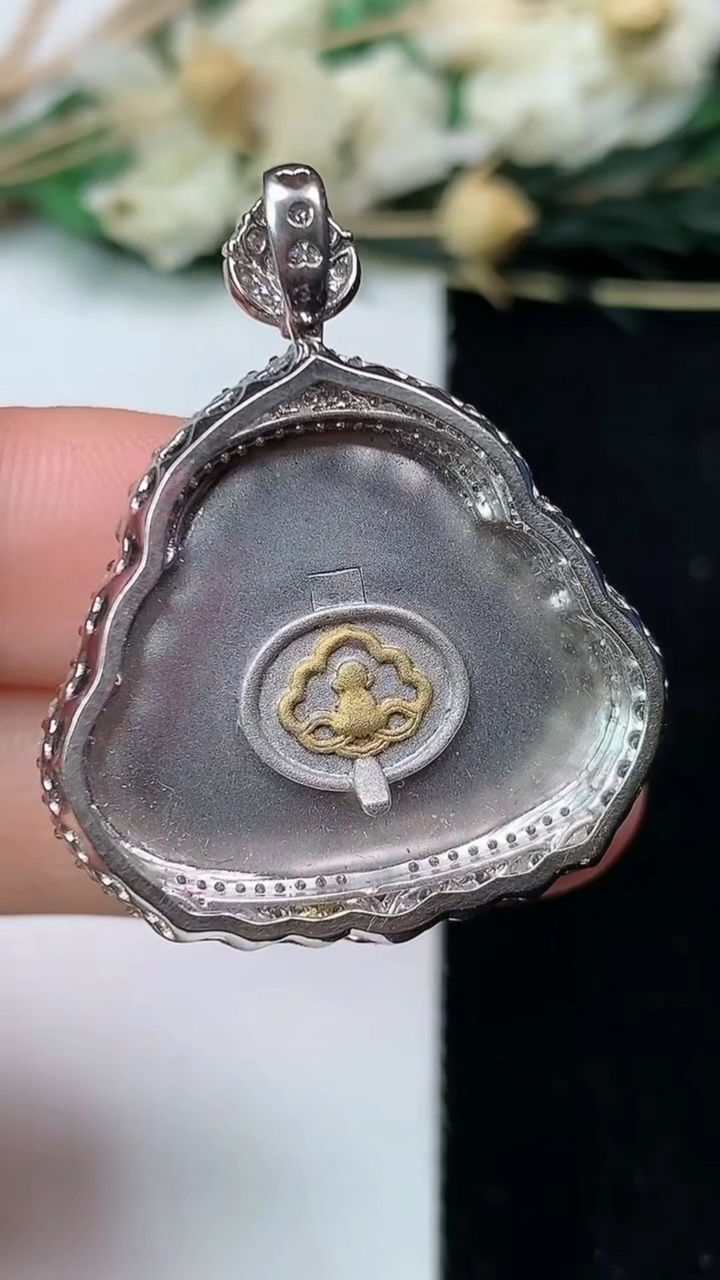 天然A货翡翠佛公吊坠，尺寸34-28-9.5，裸石19.5-25，重量:9.40g
7月14日