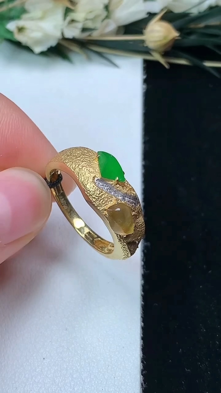 天然A货翡翠随形戒指，尺寸17.5-6.8-3.6，重量:2.79g2026年7月14日
工厂直销收