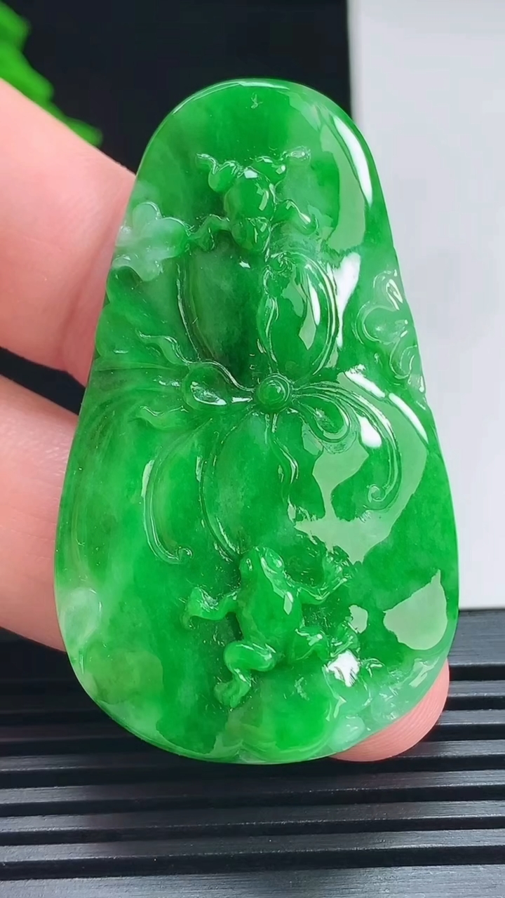 天然A货翡翠呱呱来财 荷花吊坠，尺寸52.8-31.5-8.2 重量:15.08g
7月14日