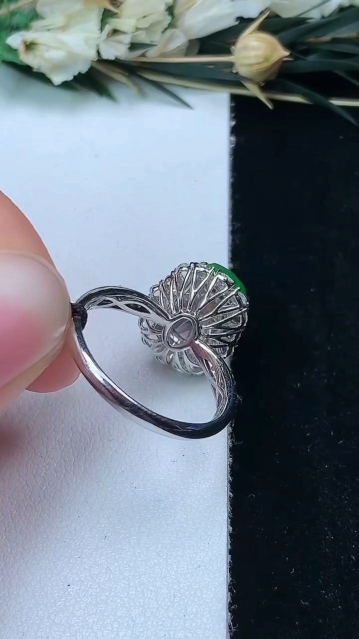 天然A货翡翠马鞍戒指，尺寸17.6-10.2-6.2，重量:3.48g2026年7月14日
工厂直销收藏佳品,种好水足，色泽均匀，有种有色，上手高大气！
