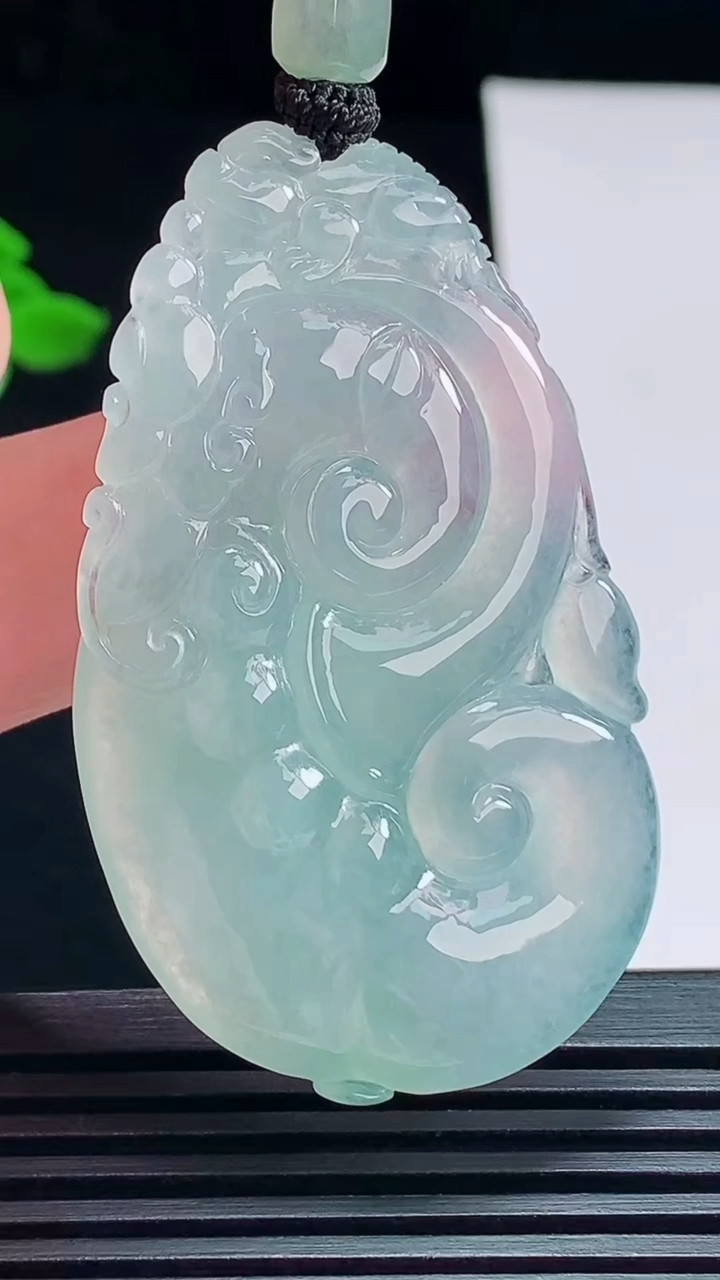 天然A货翡翠如意吊坠，尺寸51-31.6-6.6 重量:21.82g
7月14日