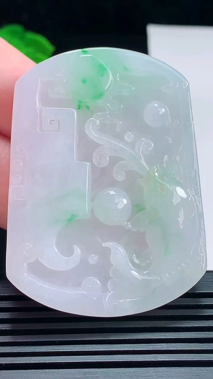 天然A货翡翠年年有余吊坠，尺寸55.8-41-7 重量:44.32g
7月14日
