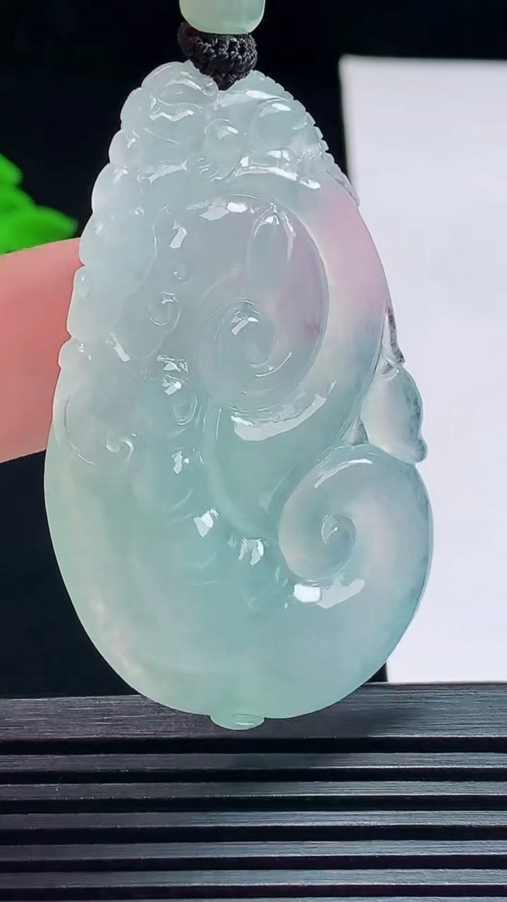 天然A货翡翠如意吊坠，尺寸51-31.6-6.6 重量:21.82g
7月14日