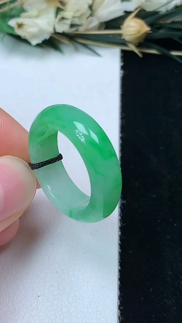 天然A货翡翠指环戒指，尺寸17-6.2-3.5，重量:4.26g2026年7月14日
工厂直销收藏佳
