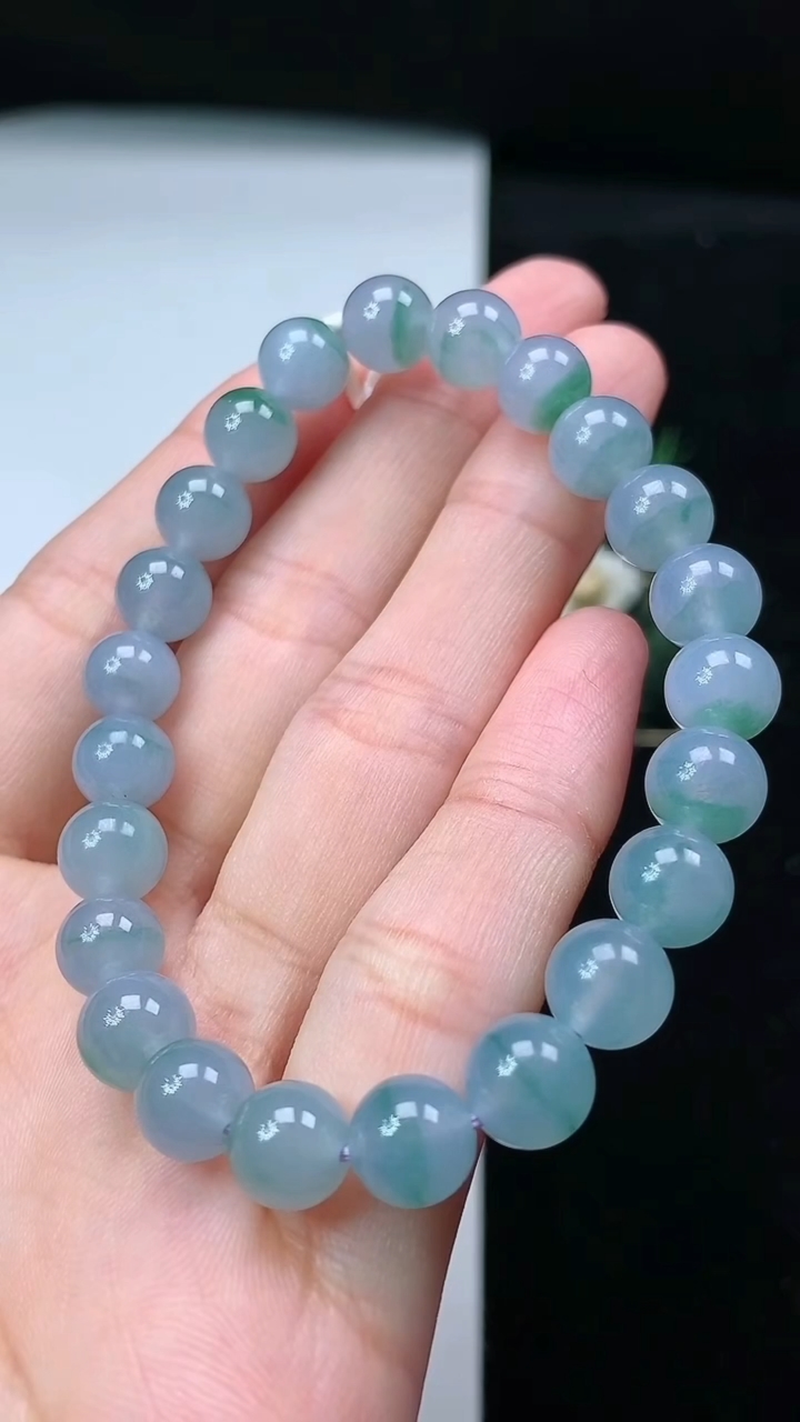 天然A货翡翠圆珠手串，尺寸7.8-23颗，重量:18.90g7月14日
工厂直销收藏佳品,种好水足，色泽均匀，有种有色，上手高大气！