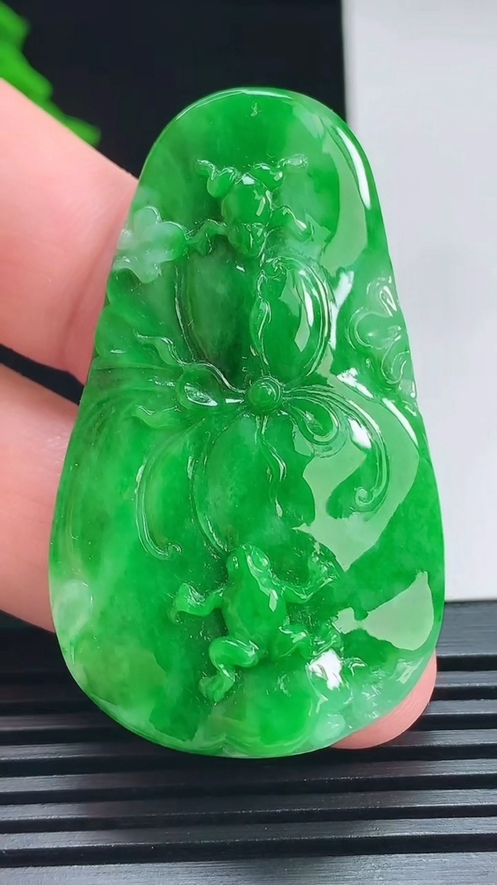 天然A货翡翠呱呱来财 荷花吊坠，尺寸52.8-31.5-8.2 重量:15.08g
7月14日