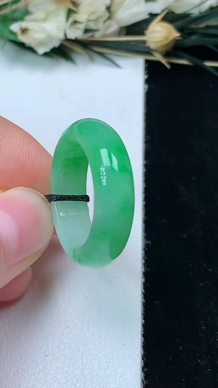 天然A货翡翠指环戒指，尺寸17-6.2-3.5，重量:4.26g2026年7月14日
工厂直销收藏佳品,种好水足，色泽均匀，有种有色，上手高大气！