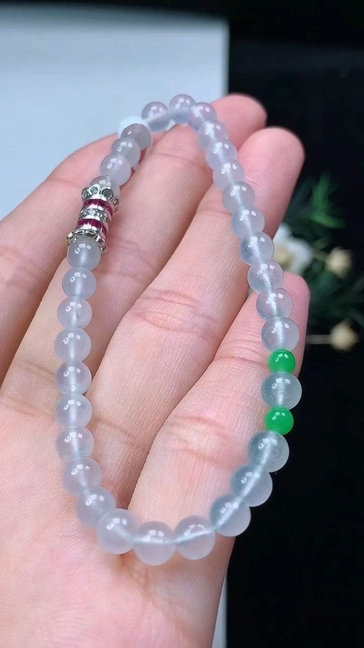 天然A货翡翠白冰圆珠手串，尺寸5-34颗，重量:8.33g7月14日
工厂直销收藏佳品,种好水足，色泽均匀，有种有色，上手高大气！