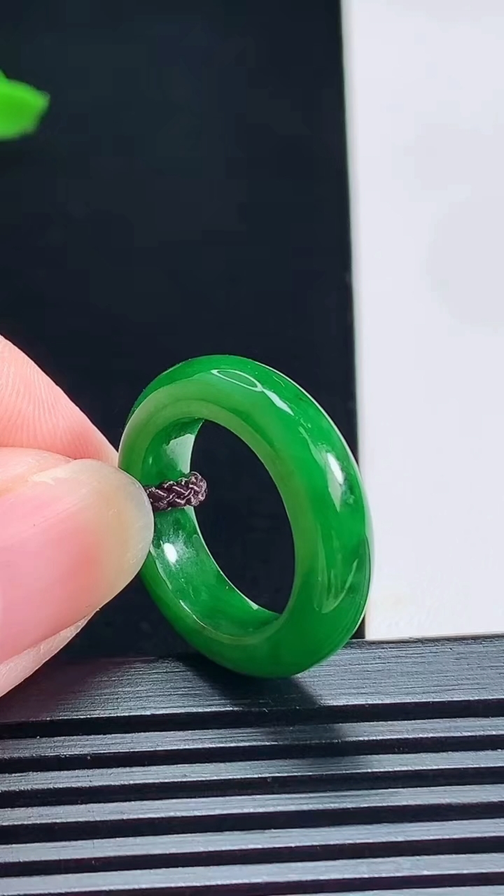 天然A货翡翠玉指环 戒指，尺寸16.2-5.5-4 重量:4.50g2026年7月14日
工厂直销收