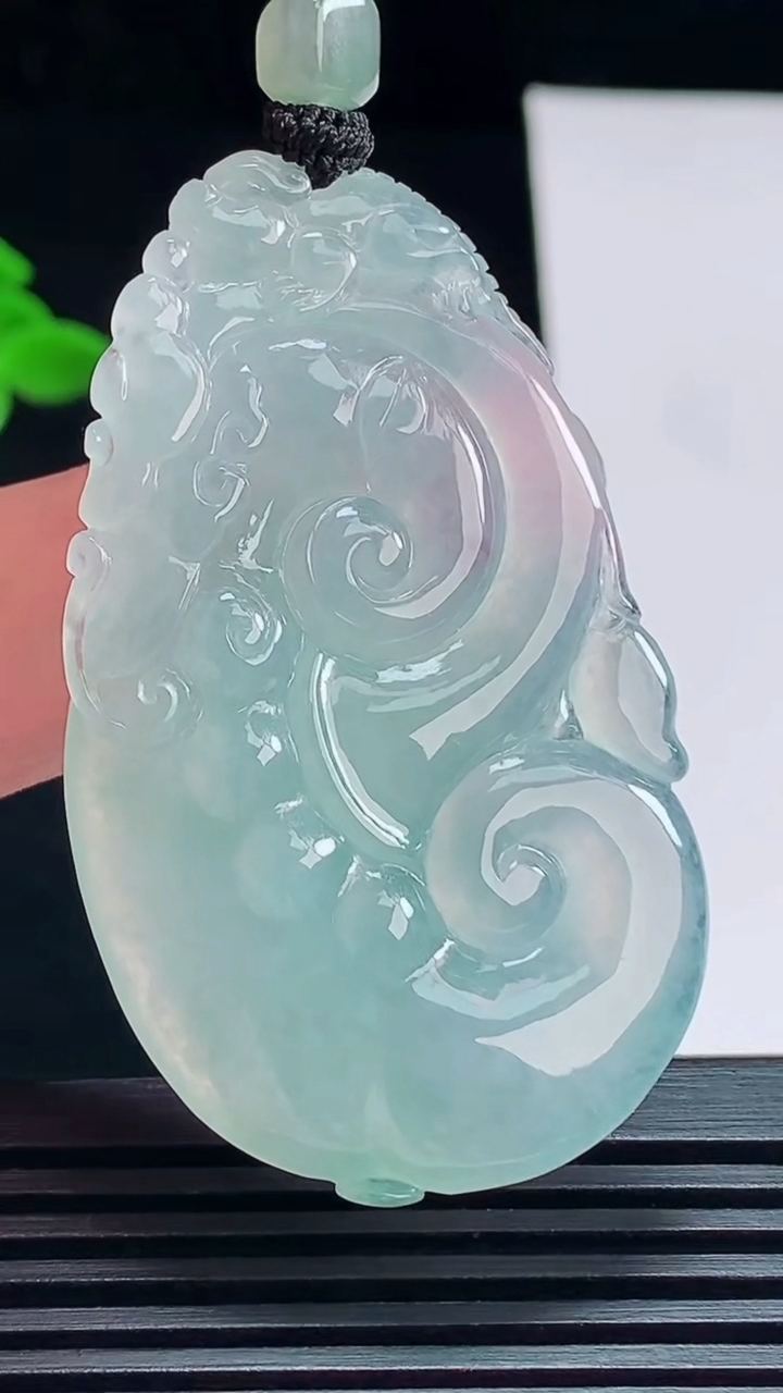 天然A货翡翠如意吊坠，尺寸51-31.6-6.6 重量:21.82g
7月14日