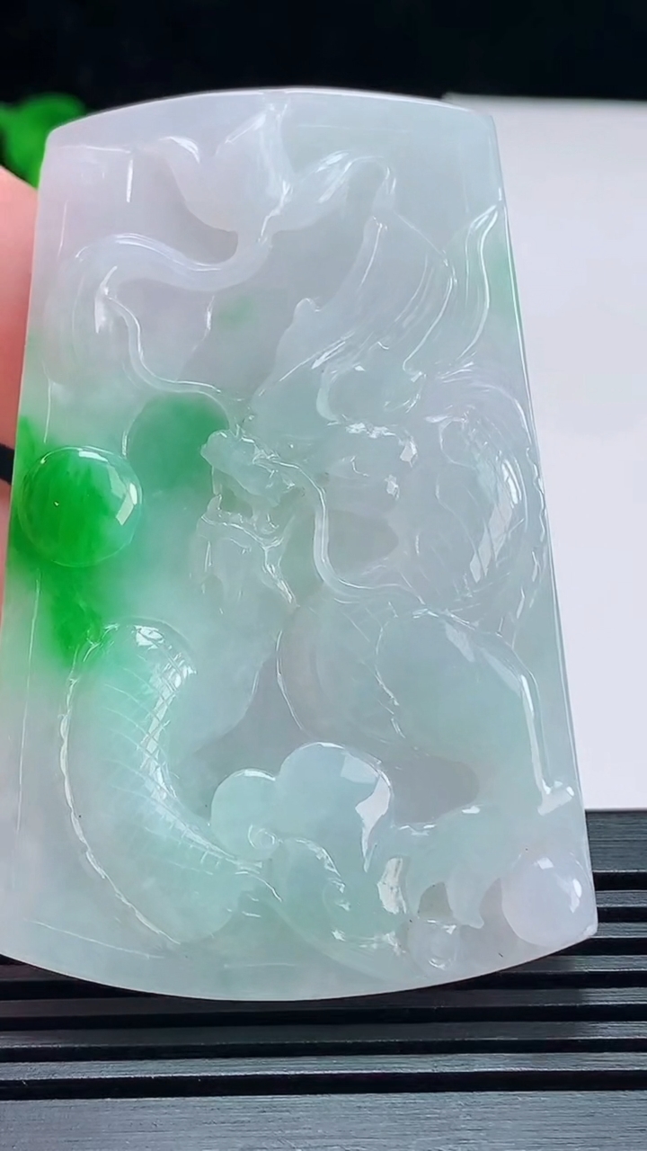 天然A货翡翠龙牌吊坠，尺寸66-42.8-5.6 重量:34.86g
7月14日