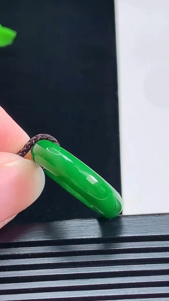 天然A货翡翠玉指环 戒指，尺寸16.2-5.5-4 重量:4.50g2026年7月14日
工厂直销收藏佳品,种好水足，色泽均匀，有种有色，上手高大气！