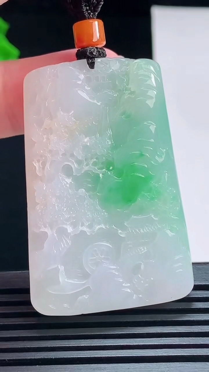 天然A货翡翠山水牌吊坠，尺寸48-32.5-10.6 重量:38.37g
7月14日