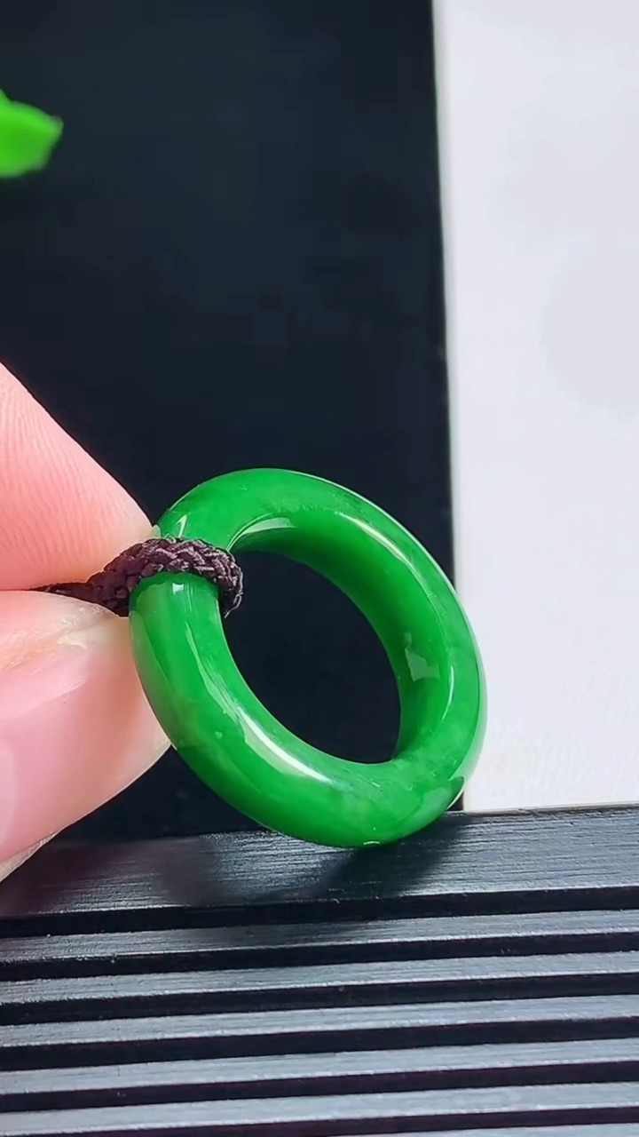 天然A货翡翠玉指环 戒指，尺寸16.2-5.5-4 重量:4.50g2026年7月14日
工厂直销收藏佳品,种好水足，色泽均匀，有种有色，上手高大气！