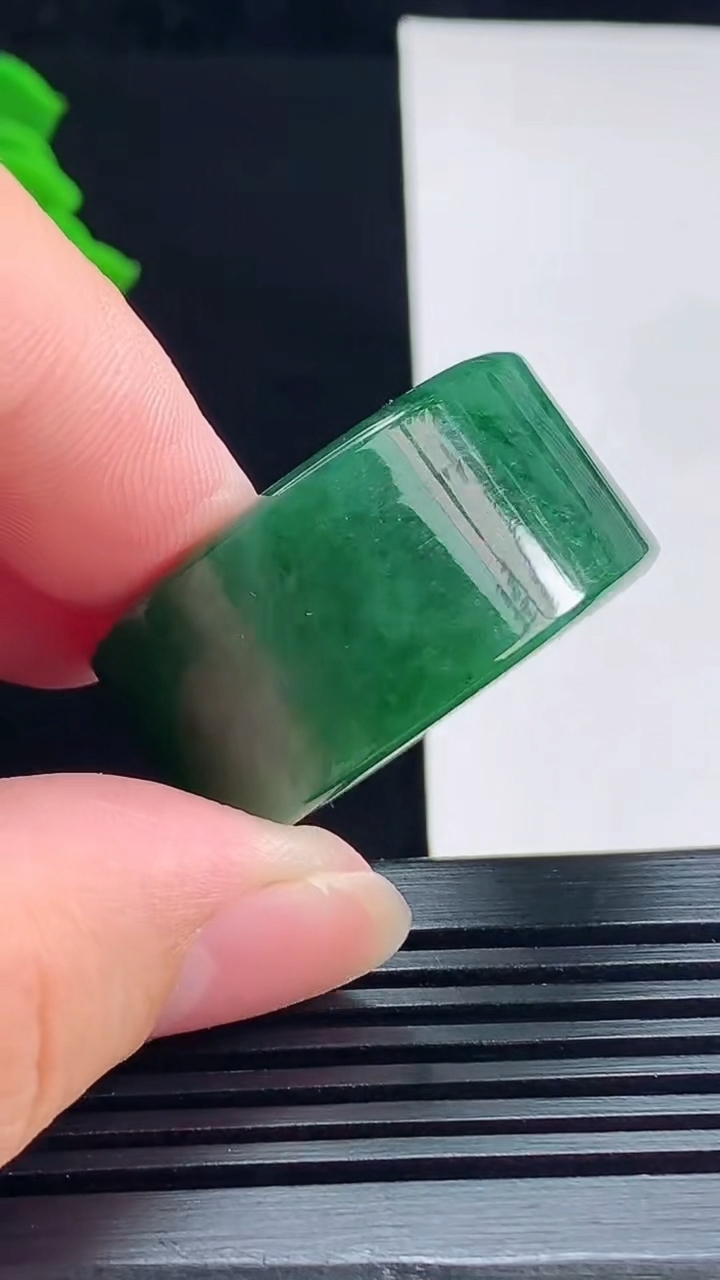 天然A货翡翠素面玉扳指 戒指，尺寸22.6-15.6-5.2 重量:22.51g2026年7月14日
工厂直销收藏佳品,种好水足，色泽均匀，有种有色，上手高大气！