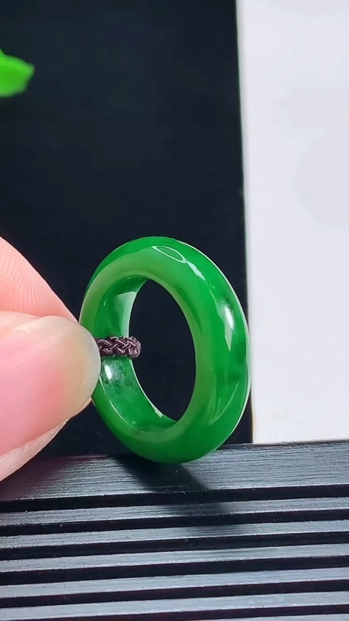 天然A货翡翠玉指环 戒指，尺寸16.2-5.5-4 重量:4.50g2026年7月14日
工厂直销收藏佳品,种好水足，色泽均匀，有种有色，上手高大气！
