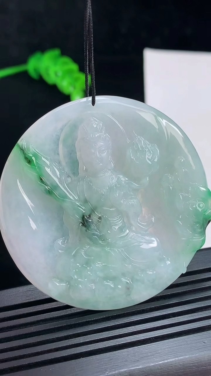 天然A货翡翠虚空藏菩萨吊坠，尺寸54-5.2 重量:29.48g
7月15日