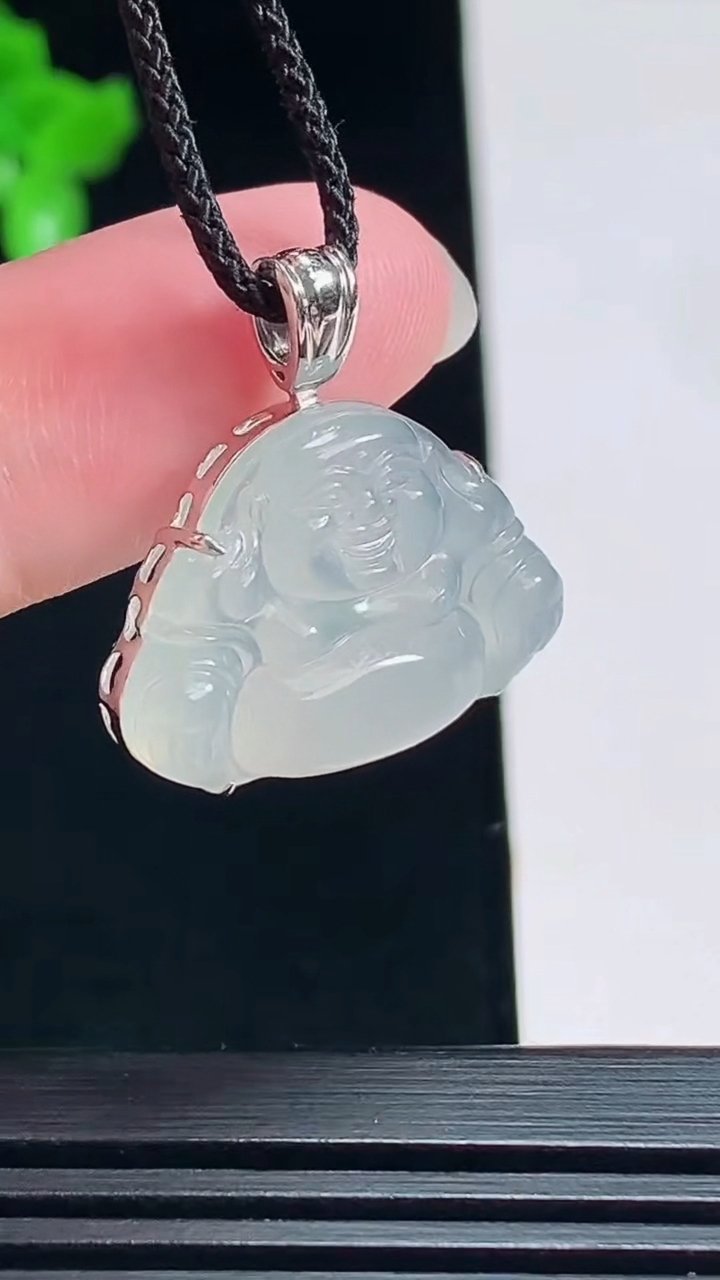 天然A货翡翠种白冰佛公吊坠，尺寸23-23-7，裸石16-23 重量:3.41g
7月15日