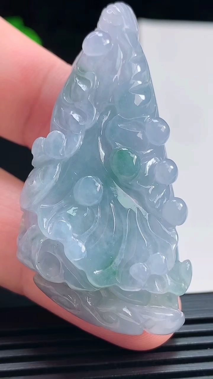 天然A货翡翠紫罗兰 飘花白菜吊坠，尺寸55-27.6-13 重量:30.36g
7月15日